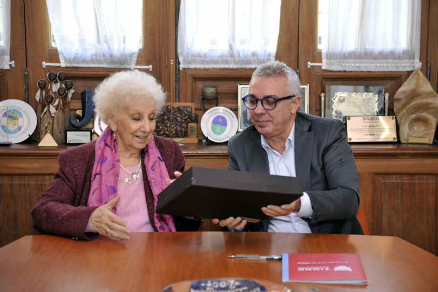 El intendente Julio Zamora y la titular de la entidad, Estela de Carlotto, rubricaron el acuerdo que pretende profundizar el trabajo conjunto.