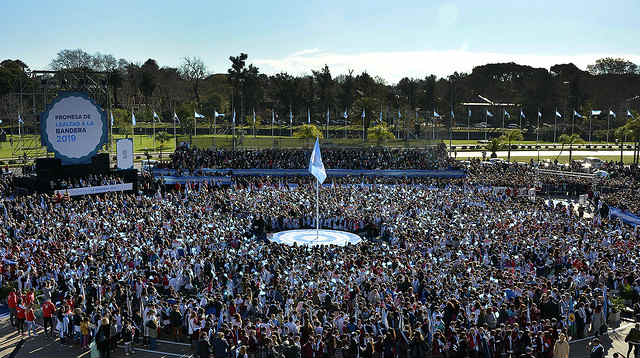 Julio Zamora acompañó a más 6 mil chicos de Tigre que prometieron lealtad a la bandera Julio Zamora acompañó a más 6 mil chicos de Tigre que prometieron lealtad a la bandera