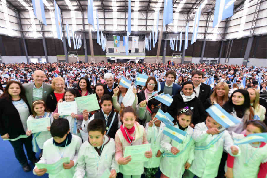 Luis Andreotti encabezó la Promesa a la Bandera con más de 3 mil de alumnos de San Fernando