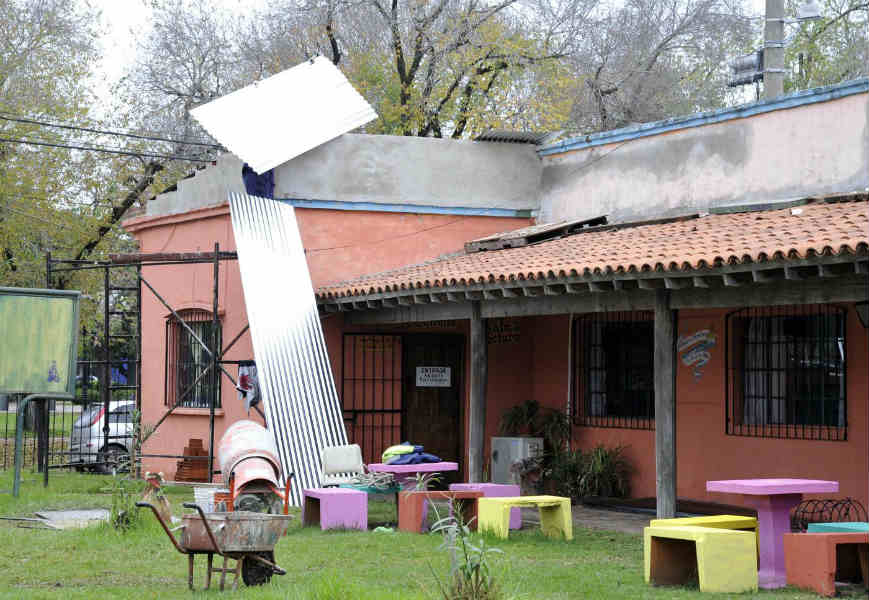 El intendente Julio Zamora supervisó las tareas de renovación que incluyen la reparación del techo, los pisos y nueva iluminación, así como trabajos de pintura y la puesta en valor de la sala teatral. 
