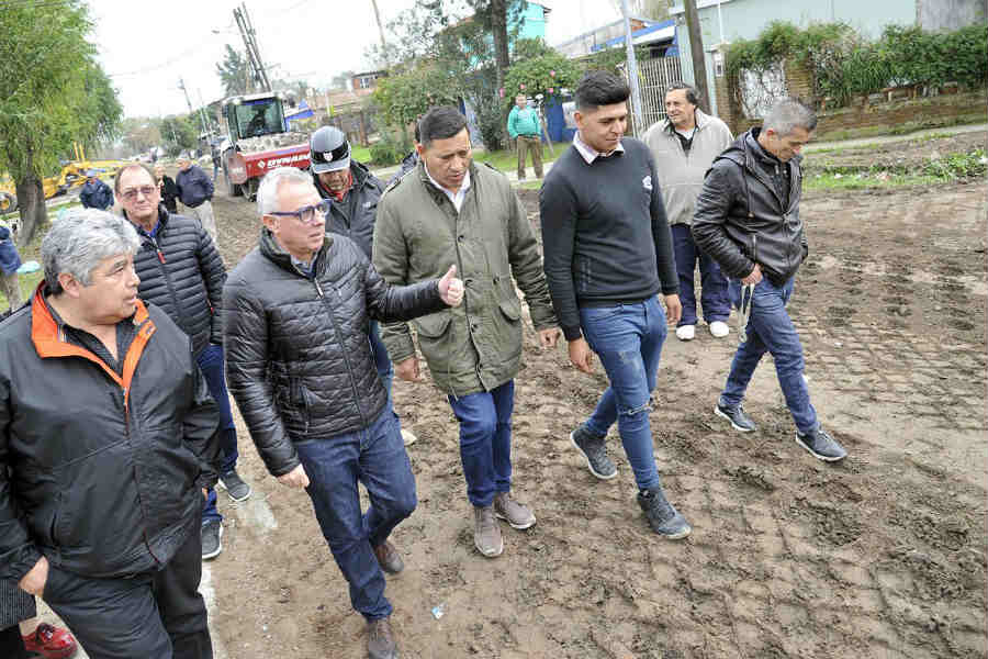 El intendente Julio Zamora supervisó los trabajos de suelo que realiza personal municipal para una posterior pavimentación sobre la calle Don Orione, entre La Ribera y Pueyrredón, en el área norte del centro de la ciudad.
