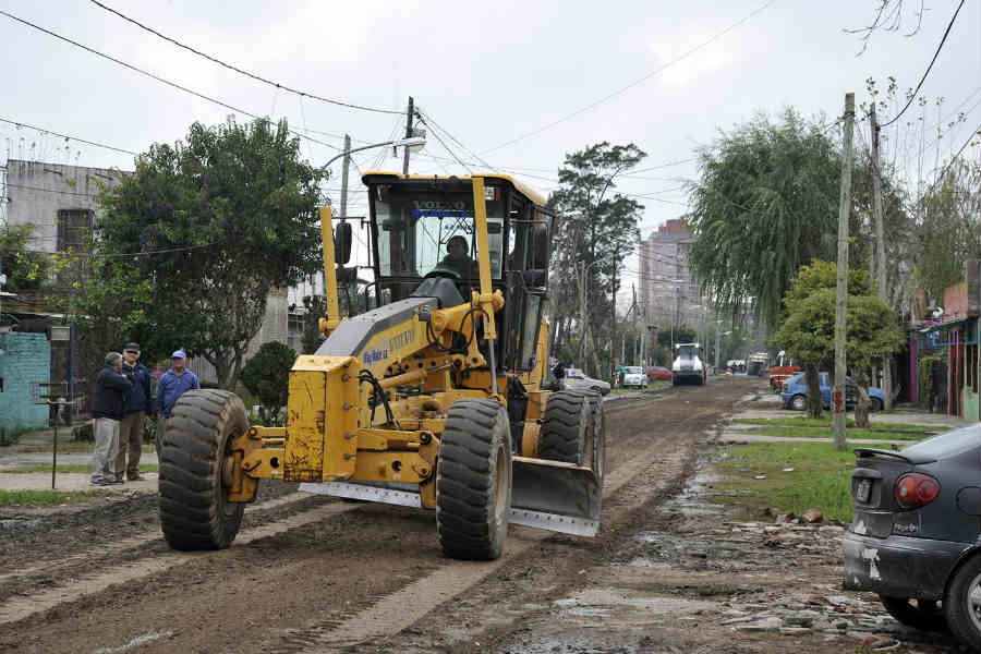 El intendente Julio Zamora supervisó los trabajos de suelo que realiza personal municipal para una posterior pavimentación sobre la calle Don Orione, entre La Ribera y Pueyrredón, en el área norte del centro de la ciudad.

