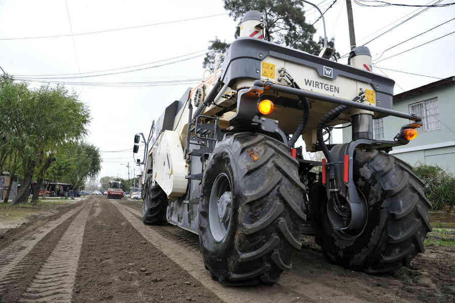 El intendente Julio Zamora supervisó los trabajos de suelo que realiza personal municipal para una posterior pavimentación sobre la calle Don Orione, entre La Ribera y Pueyrredón, en el área norte del centro de la ciudad.
