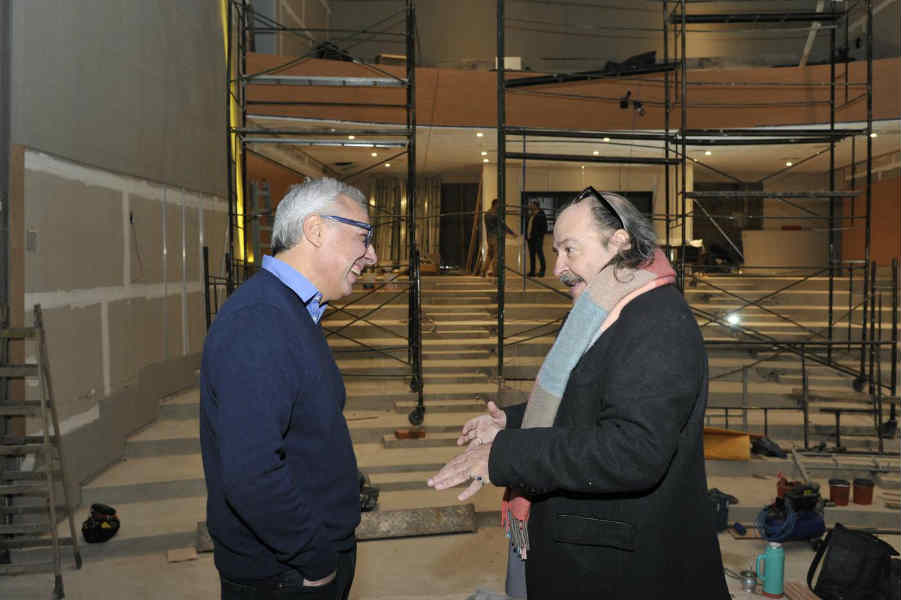 Julio Zamora y Litto Nebbia recorrieron las obras del nuevo cineteatro municipal de Tigre Julio Zamora y Litto Nebbia recorrieron las obras del nuevo cineteatro municipal de Tigre