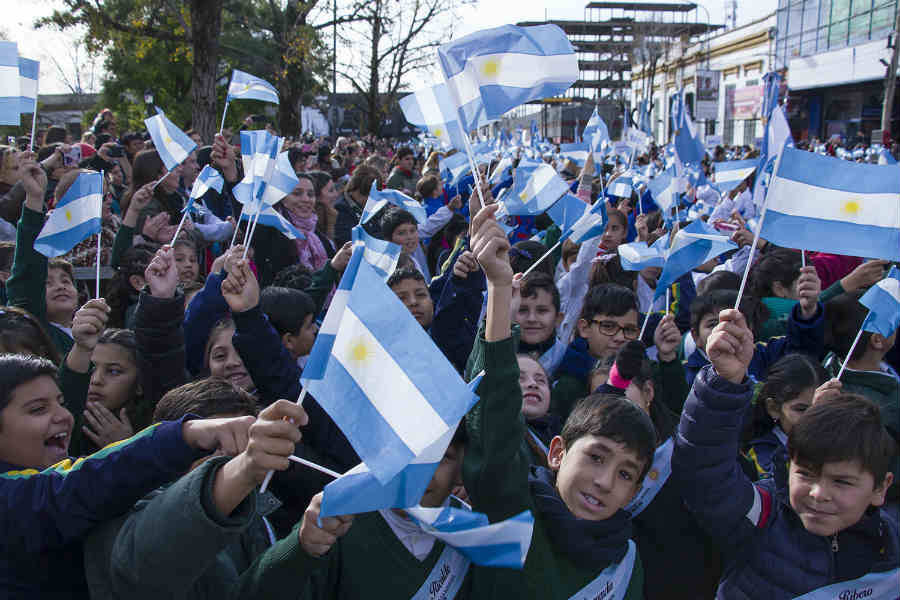 Más de 4500 estudiantes de Pilar realizaron su promesa de lealtad a la Bandera