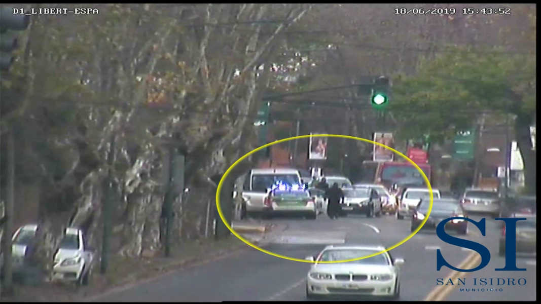 Por las cámaras de seguridad de San Isidro detuvieron a un hombre que robaba neumáticos