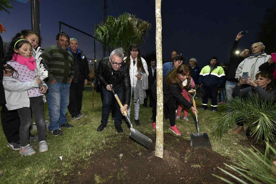 Julio Zamora en la inauguración de los nuevos juegos y remodelación de la plaza N°38 “Eva Perón”