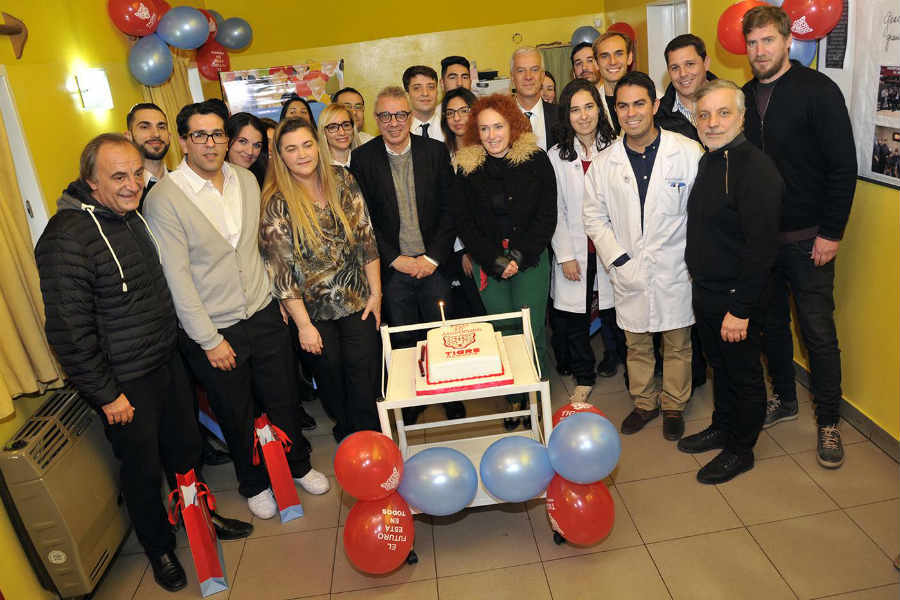 Al cumplirse el 10° aniversario del Hospital Oftalmológico “Dr. Ramón Carrillo” en Troncos del Talar, el intendente de Tigre, Julio Zamora, y su equipo acompañaron a directivos y trabajadores del centro de salud en una celebración que incluyó un brindis y el anuncio de una inversión municipal para la ampliación del edificio.
