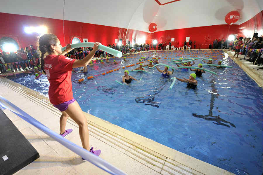 Julio Zamora inauguró la climatización de la pileta del Polideportivo 