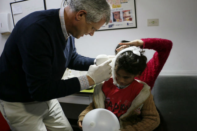 Podrá oír y hablar gracias a un implante en el hospital materno infantil de San Isidro