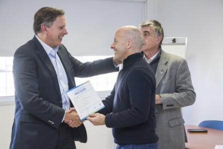 Entrega de habilitaciones definitivas a empresas de Pilar
