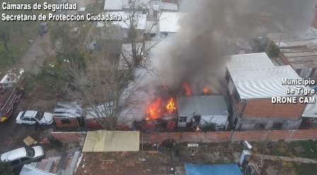 Bomberos de Tigre controlan un  Impactante incendio en una casa de Troncos del Talar