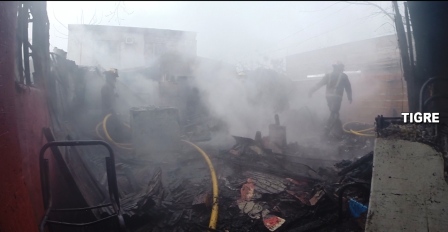 Bomberos de Tigre controlan un  Impactante incendio en una casa de Troncos del Talar