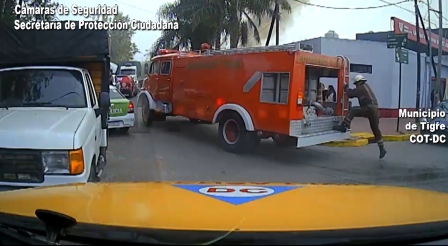 Bomberos de Tigre controlan un  Impactante incendio en una casa de Troncos del Talar