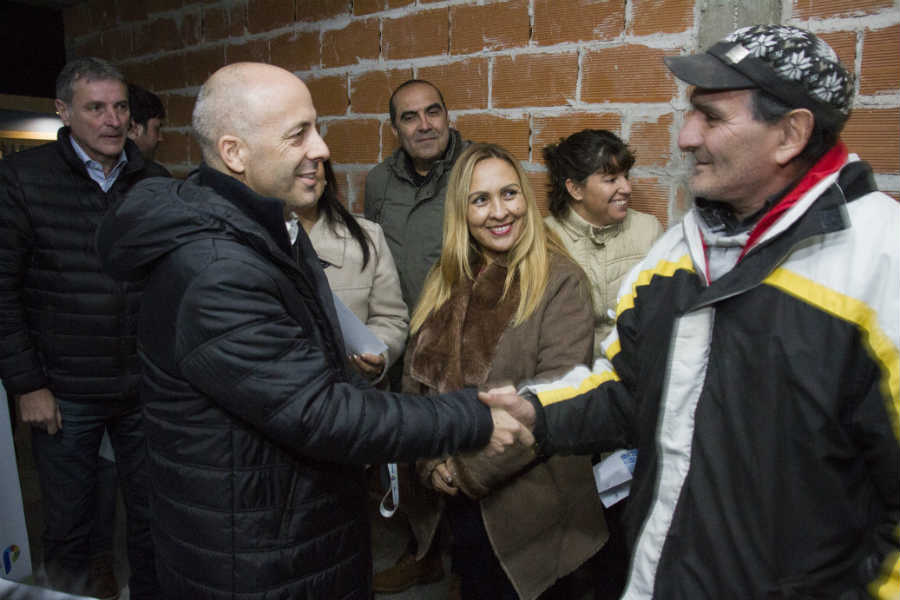 Pilar entregó botones de alarmas urbanas en Manzanares