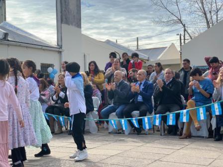El intendente Nicolás Ducoté estuvo junto al vicegobernador de la provincia de Buenos Aires, Daniel Salvador, en el acto por el Día de la Independencia de la Escuela Primaria Nº 34, Dr. René Favaloro, de Villa Rosa.
