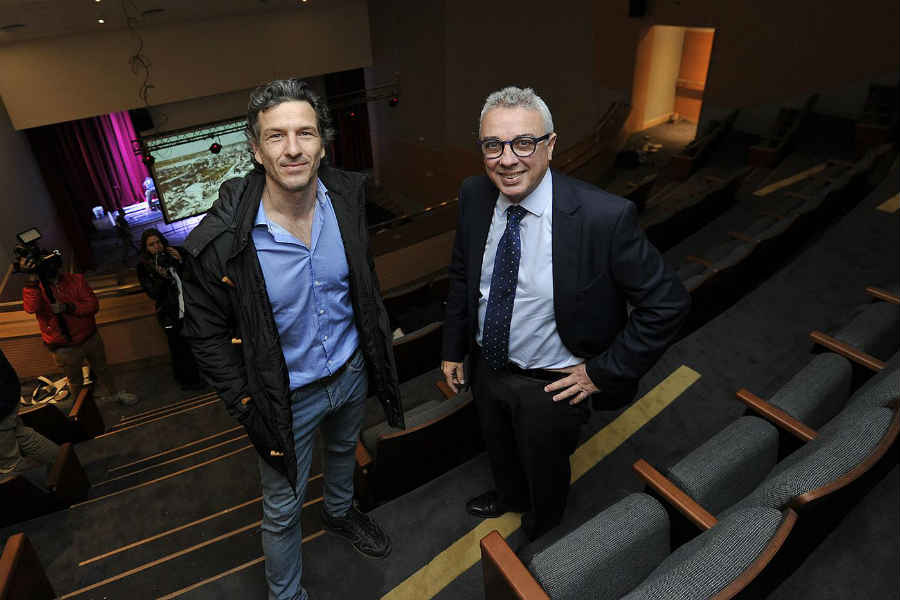 El Municipio de Tigre abrirá este martes a las 19 hs las puertas de su teatro municipal, ubicado en Ituzaingó 2950, Benavídez. El intendente Julio Zamora supervisó los últimos detalles y recorrió las instalaciones junto al actor Federico Amador. El Municipio de Tigre abrirá este martes a las 19 hs las puertas de su teatro municipal, ubicado en Ituzaingó 2950, Benavídez. El intendente Julio Zamora supervisó los últimos detalles y recorrió las instalaciones junto al actor Federico Amador.