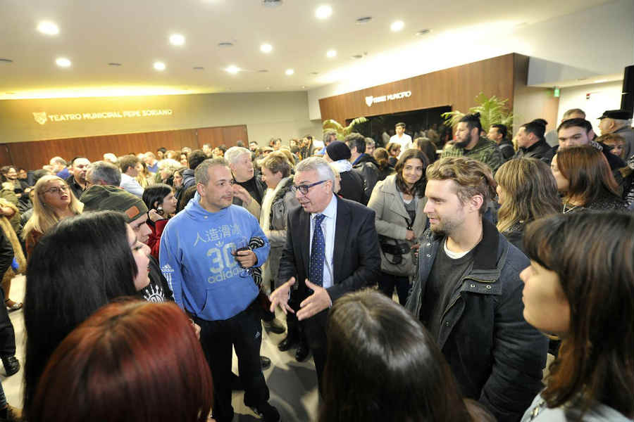 El intendente Julio Zamora participó de un brindis junto a más de 300 artistas locales, previo a la inauguración oficial de esta noche a las 19hs, y destacó el impacto social que producirá el espacio en la cultura de toda la ciudad.
