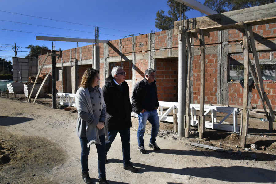 Zamora supervisó el avance de obras de la institución que construye el Municipio con fondos propios en el barrio El Prado, de la localidad de Benavídez. Zamora supervisó el avance de obras de la institución que construye el Municipio con fondos propios en el barrio El Prado, de la localidad de Benavídez.