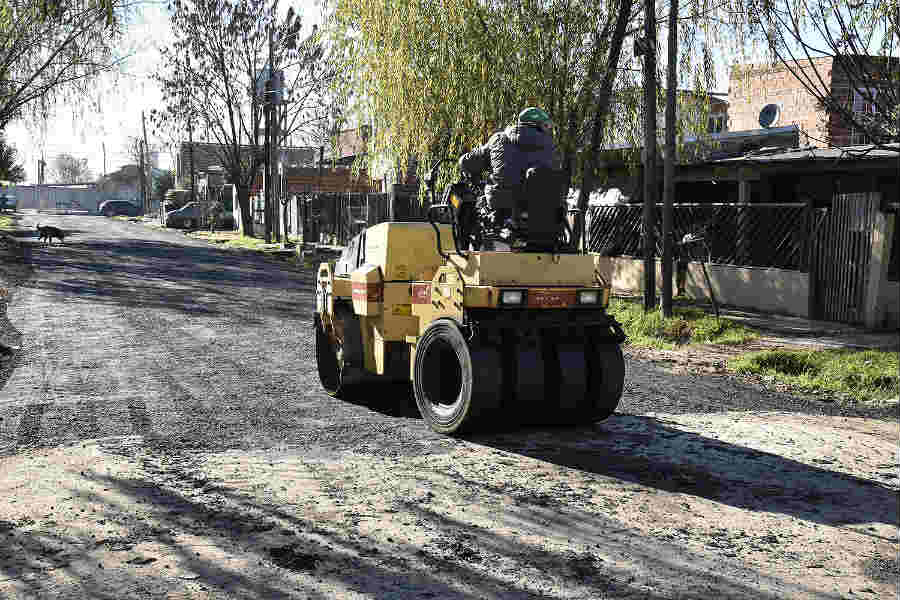 Julio Zamora recorrió obras de asfalto en Benavídez