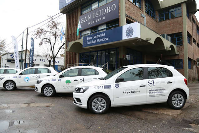 El intendente Gustavo Posse entregó a los vecinos cinco vehículos que recorren las calles a modo de alerta y refuerzan la seguridad. 