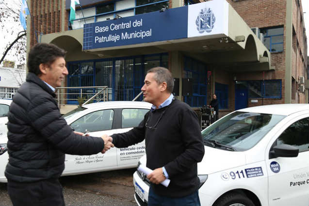 El intendente Gustavo Posse entregó a los vecinos cinco vehículos que recorren las calles a modo de alerta y refuerzan la seguridad. 