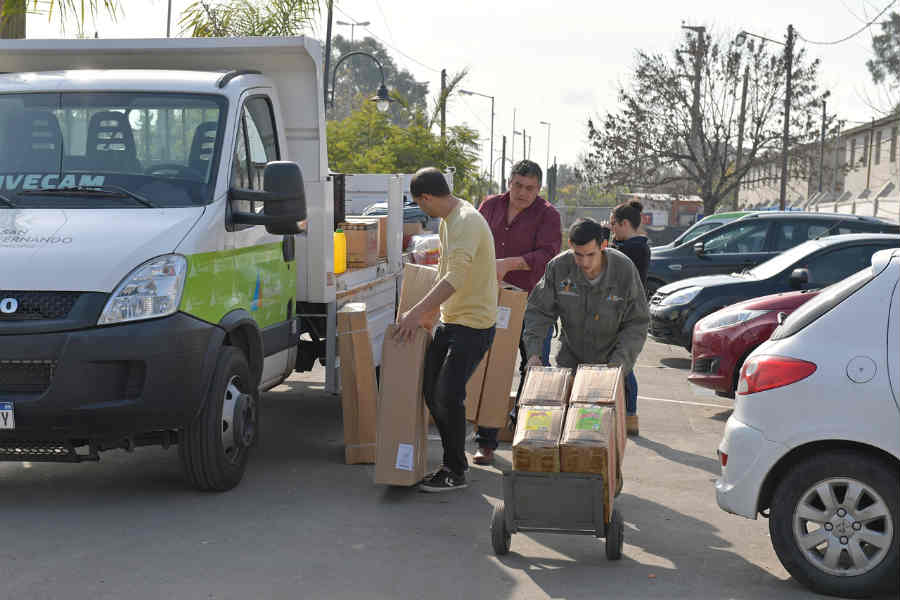 San Fernando entregó ventiladores y materiales de limpieza a la Escuela N° 28