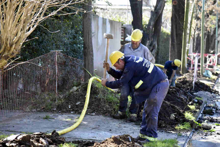 El intendente de Tigre, Julio Zamora, recorrió las obras que se realizan sobre la calle Calzadilla, en el barrio Virgen del Talar. Se trata de un total de 4000 metros de cañería, en un radio de 14 manzanas.
