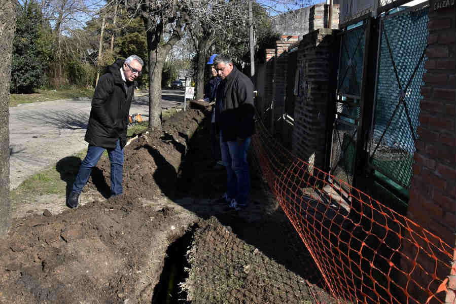 El intendente de Tigre, Julio Zamora, recorrió las obras que se realizan sobre la calle Calzadilla, en el barrio Virgen del Talar. Se trata de un total de 4000 metros de cañería, en un radio de 14 manzanas.
