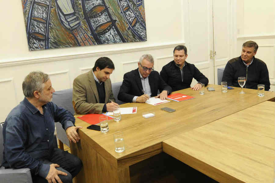 El intendente Julio Zamora firmó un convenio con representantes de farmacias, ópticas, laboratorios y ortopedias, para que los vecinos accedan a descuentos entre el 10 % y el 30%. El intendente Julio Zamora firmó un convenio con representantes de farmacias, ópticas, laboratorios y ortopedias, para que los vecinos accedan a descuentos entre el 10 % y el 30%.