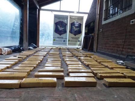 La Policía incautó en Moreno más de 163 kilos de marihuana ocultos en una camioneta