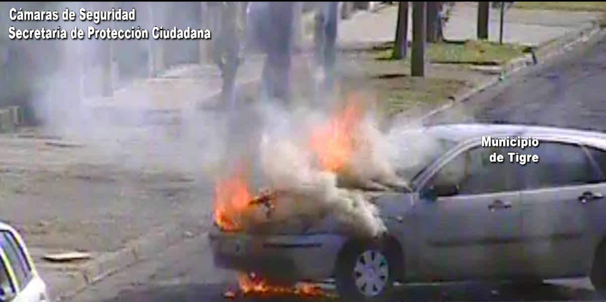 Video: Bomberos controlan el incendio de un auto en El Talar Video: Bomberos controlan el incendio de un auto en El Talar