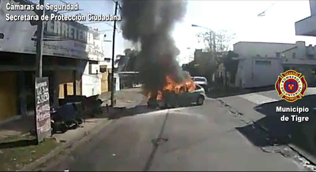 Video: Bomberos controlan el incendio de un auto en El Talar Video: Bomberos controlan el incendio de un auto en El Talar
