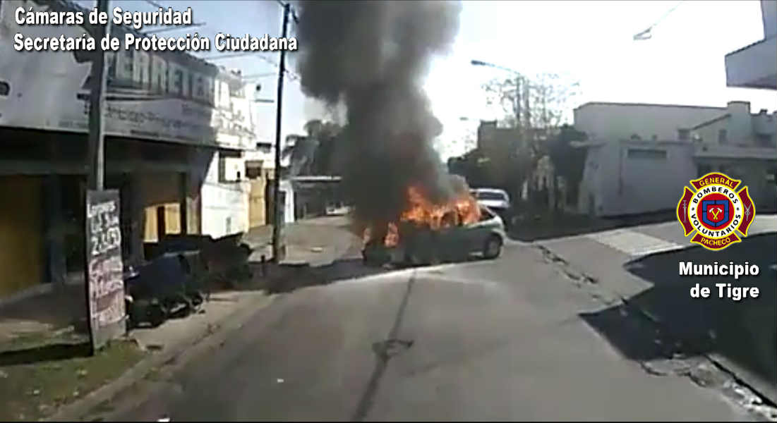 Video: Bomberos controlan el incendio de un auto en El Talar