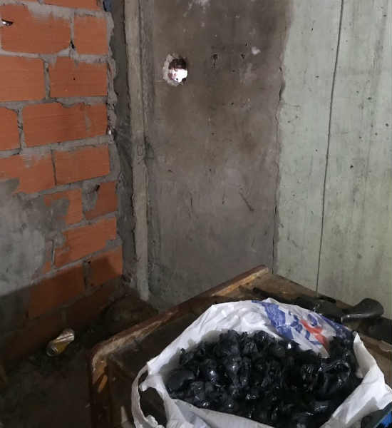 Desbaratan el shopping de la droga en González Catán: vendían la droga a través de un hueco en la pared del búnker