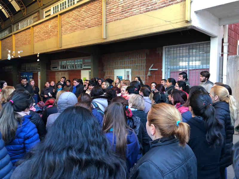 Padres y madres de la EPNº 44 “Henry Ford” reclaman a la provincia por la falta de servicios