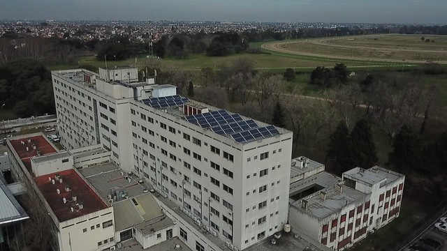 El Hospital Central de San Isidro incorporó paneles solares para generar energía renovable 