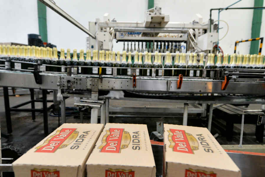 Andreotti visitó la histórica empresa Sidra Del Valle Andreotti visitó la histórica empresa Sidra Del Valle