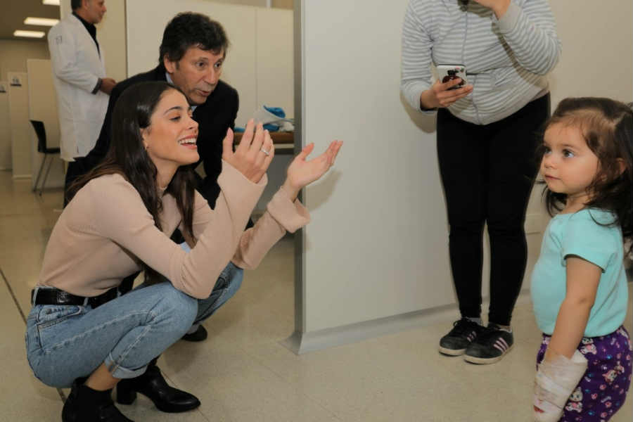 Tini Stoessel visitó el nuevo Hospital Materno Infantil de San Isidro