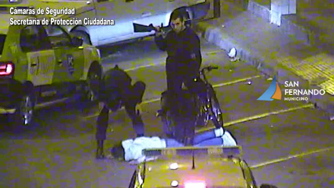 Las Patrullas Municipales de San Fernando detienen a dos motociclistas que hacían picadas y chocaron un auto