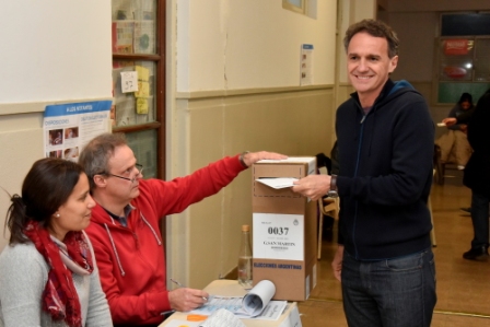 El intendente de San Martín votó en esta mañana en la escuela N° 1.
