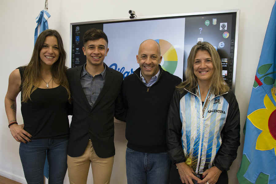 Ducoté junto a deportistas destacados de Pilar