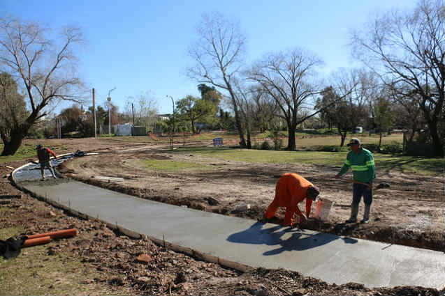 San Isidro construye caminos en el futuro parque público del puerto 