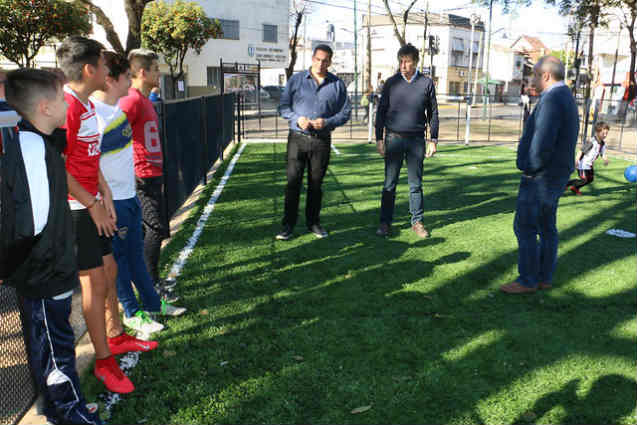 Nueva cancha de césped sintético en la plaza Almirante Brown de Villa Adelina