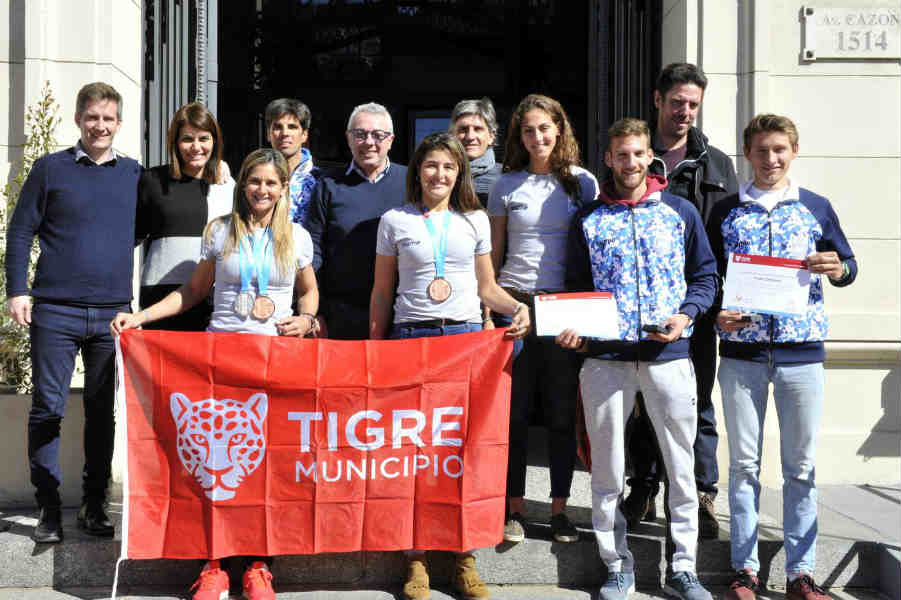 El intendente Julio Zamora recibió en el Palacio Municipal a Milka Kraljev, Oriana Ruiz, Facundo Forneris, Pedro Dickson, Milagros Porta, Francisco Esteras y Alejandro Colomino, y los entrenadores Santiago Fernández, Pablo Susini y Jorge Enriquez.
