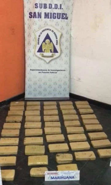 Moreno: Escondían 48 ladrillos de marihuana en un tractor y fueron detenidos