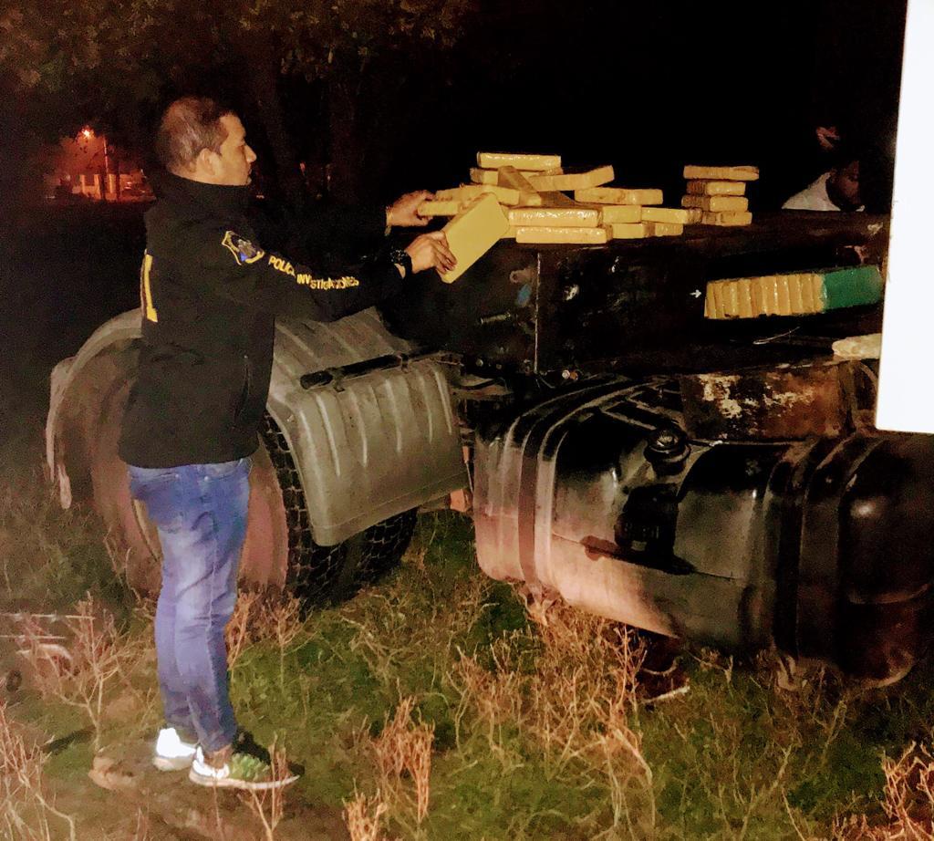 Moreno: Escondían 48 ladrillos de marihuana en un tractor y fueron detenidos
