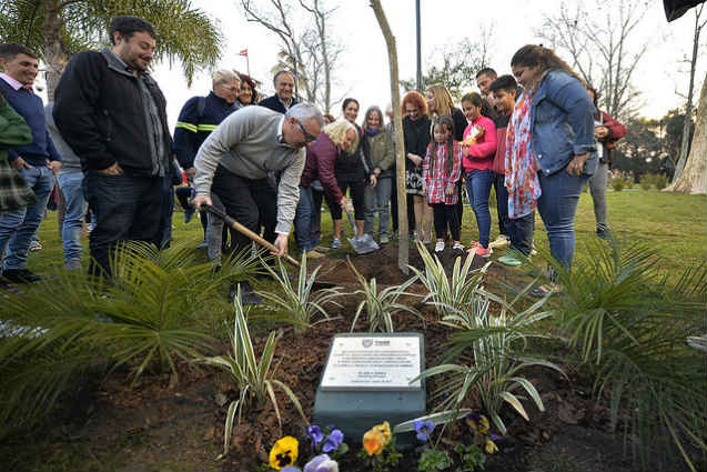 Julio Zamora inauguró la plaza renovada N°44 “Daniel María Cazón” en Tigre centro