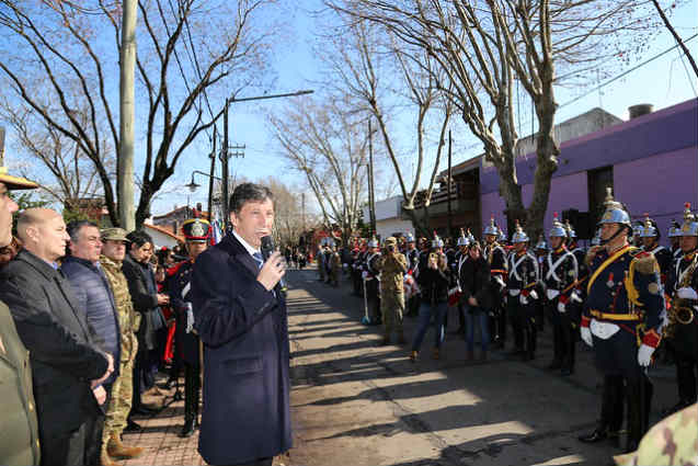 El intendente Gustavo Posse presidió esta mañana el acto en la plaza de Boulogne que lleva el nombre del libertador de América, donde distintas escuelas del distrito disfrutaron de un gran desfile militar. 
