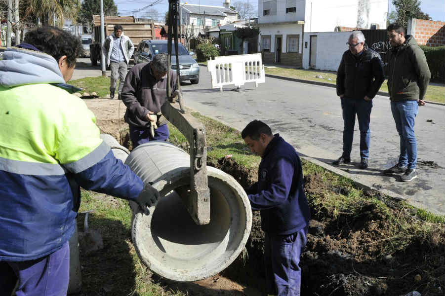  Julio Zamora dialogó con vecinos y supervisó obras realizadas por el Municipio en el barrio El Arco